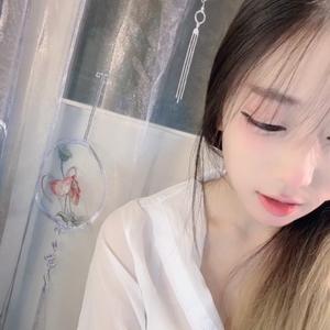 小铃铛-爱玩道具的小仙女狂插水流不停[3V/2.96G]